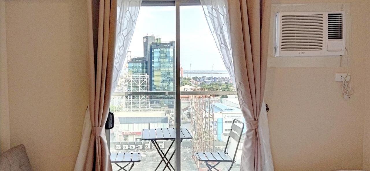 Sunvida Tower Stays Across Sm City Cebu Stadt Exterior foto